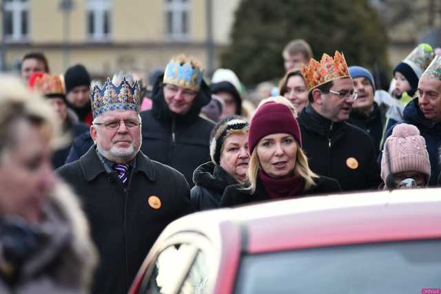 [WIDEO/FOTO] Trzej Królowie przybyli do Strzegomia. Przez miasto przeszedł uroczysty orszak