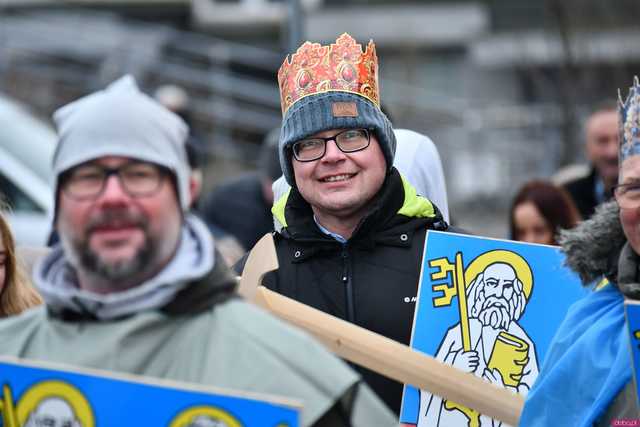 [WIDEO/FOTO] Trzej Królowie przybyli do Strzegomia. Przez miasto przeszedł uroczysty orszak