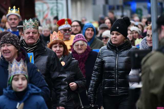 [WIDEO/FOTO] Trzej Królowie przybyli do Strzegomia. Przez miasto przeszedł uroczysty orszak