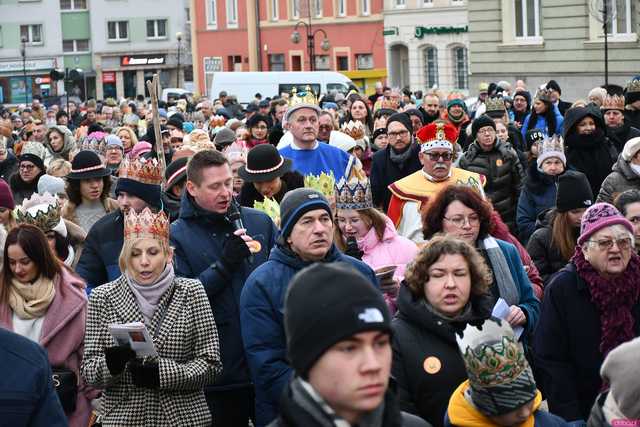 [WIDEO/FOTO] Trzej Królowie przybyli do Strzegomia. Przez miasto przeszedł uroczysty orszak