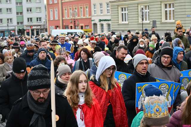 [WIDEO/FOTO] Trzej Królowie przybyli do Strzegomia. Przez miasto przeszedł uroczysty orszak