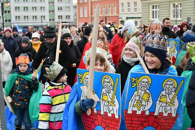 [WIDEO/FOTO] Trzej Królowie przybyli do Strzegomia. Przez miasto przeszedł uroczysty orszak