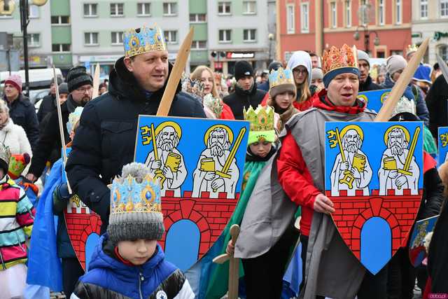 [WIDEO/FOTO] Trzej Królowie przybyli do Strzegomia. Przez miasto przeszedł uroczysty orszak