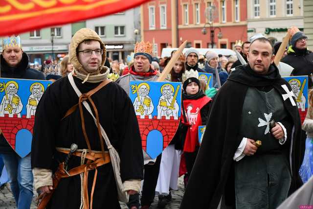 [WIDEO/FOTO] Trzej Królowie przybyli do Strzegomia. Przez miasto przeszedł uroczysty orszak