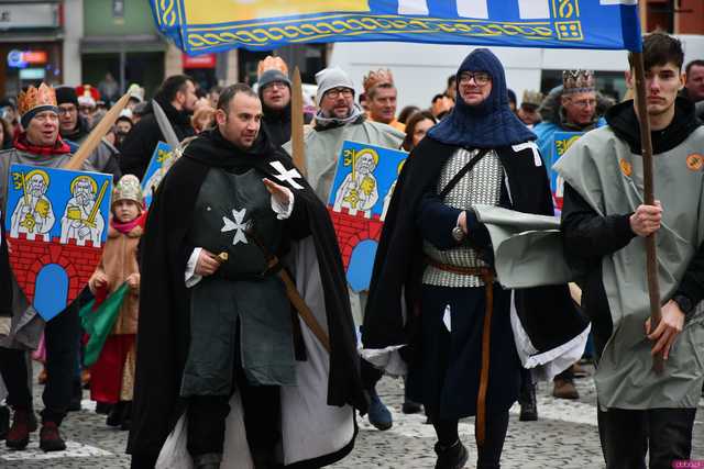 [WIDEO/FOTO] Trzej Królowie przybyli do Strzegomia. Przez miasto przeszedł uroczysty orszak