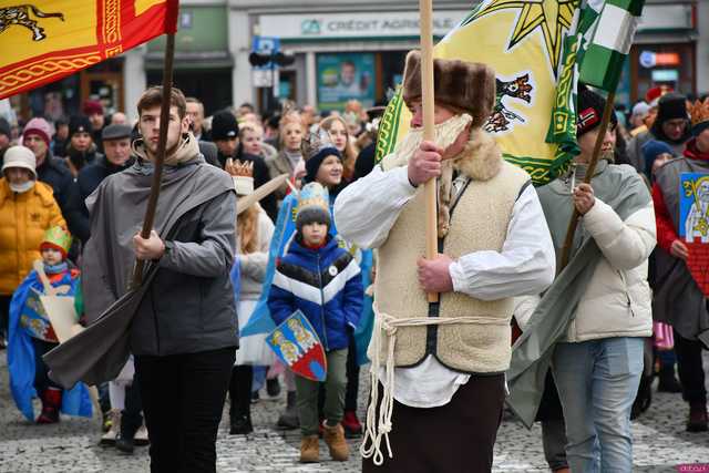 [WIDEO/FOTO] Trzej Królowie przybyli do Strzegomia. Przez miasto przeszedł uroczysty orszak