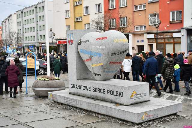 [WIDEO/FOTO] Trzej Królowie przybyli do Strzegomia. Przez miasto przeszedł uroczysty orszak