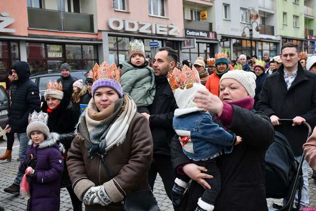[WIDEO/FOTO] Trzej Królowie przybyli do Strzegomia. Przez miasto przeszedł uroczysty orszak