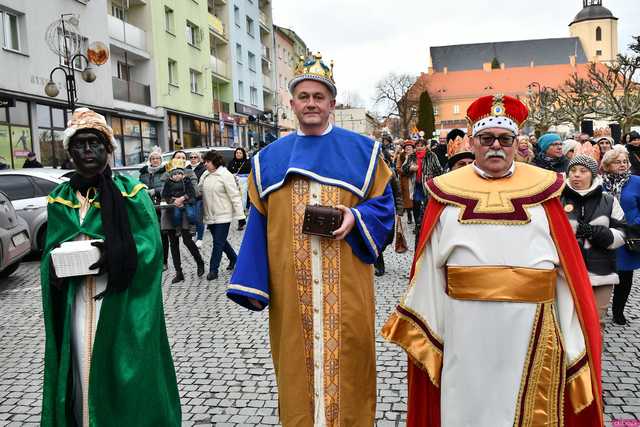 [WIDEO/FOTO] Trzej Królowie przybyli do Strzegomia. Przez miasto przeszedł uroczysty orszak