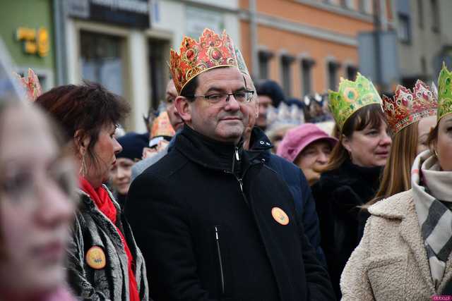 [WIDEO/FOTO] Trzej Królowie przybyli do Strzegomia. Przez miasto przeszedł uroczysty orszak