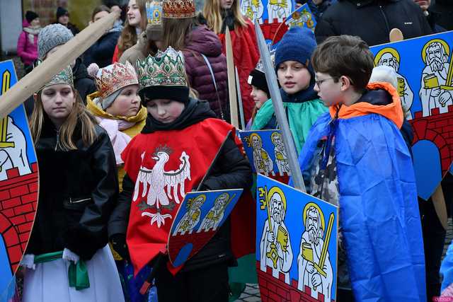 [WIDEO/FOTO] Trzej Królowie przybyli do Strzegomia. Przez miasto przeszedł uroczysty orszak