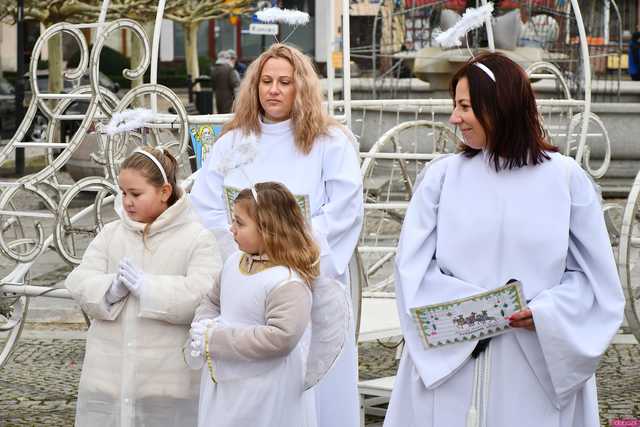 [WIDEO/FOTO] Trzej Królowie przybyli do Strzegomia. Przez miasto przeszedł uroczysty orszak