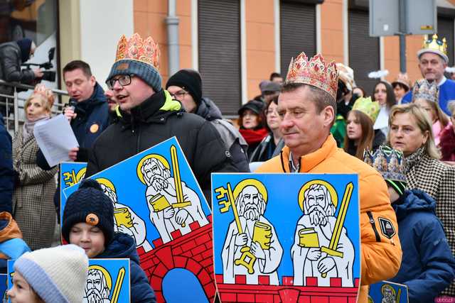 [WIDEO/FOTO] Trzej Królowie przybyli do Strzegomia. Przez miasto przeszedł uroczysty orszak