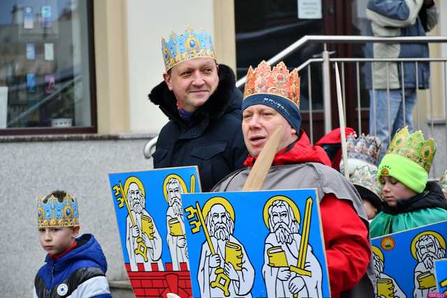 [WIDEO/FOTO] Trzej Królowie przybyli do Strzegomia. Przez miasto przeszedł uroczysty orszak