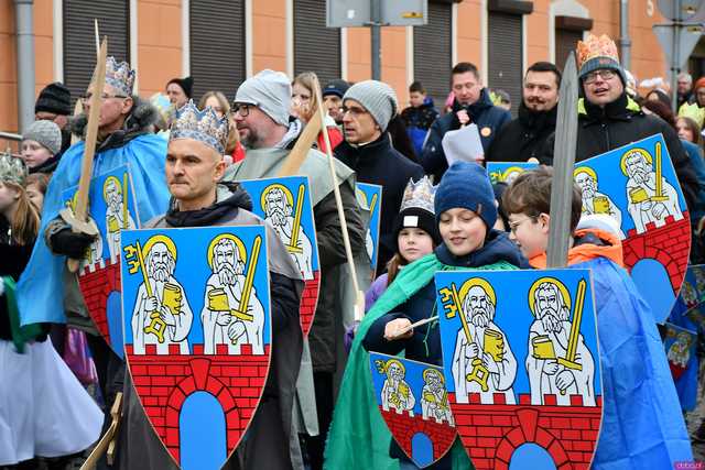 [WIDEO/FOTO] Trzej Królowie przybyli do Strzegomia. Przez miasto przeszedł uroczysty orszak
