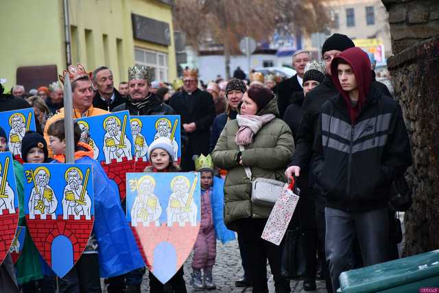 [WIDEO/FOTO] Trzej Królowie przybyli do Strzegomia. Przez miasto przeszedł uroczysty orszak