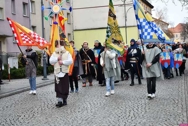 [WIDEO/FOTO] Trzej Królowie przybyli do Strzegomia. Przez miasto przeszedł uroczysty orszak