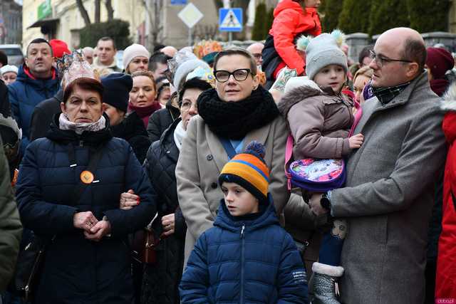 [WIDEO/FOTO] Trzej Królowie przybyli do Strzegomia. Przez miasto przeszedł uroczysty orszak