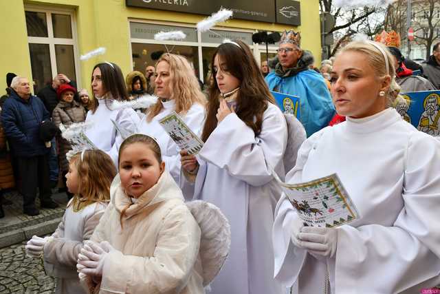 [WIDEO/FOTO] Trzej Królowie przybyli do Strzegomia. Przez miasto przeszedł uroczysty orszak