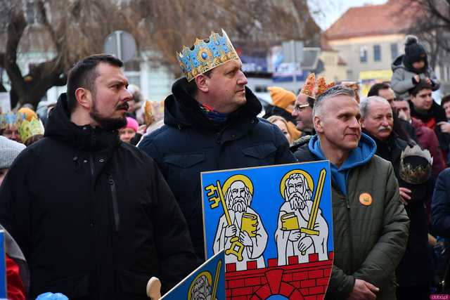 [WIDEO/FOTO] Trzej Królowie przybyli do Strzegomia. Przez miasto przeszedł uroczysty orszak