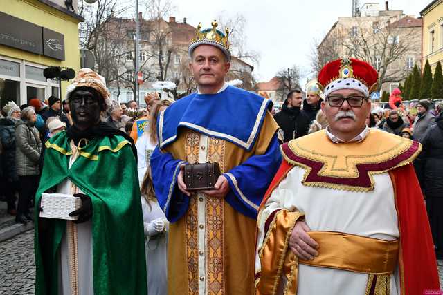 [WIDEO/FOTO] Trzej Królowie przybyli do Strzegomia. Przez miasto przeszedł uroczysty orszak