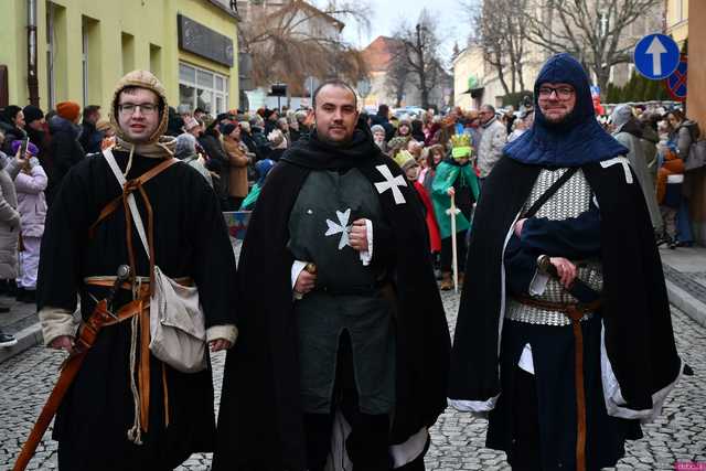 [WIDEO/FOTO] Trzej Królowie przybyli do Strzegomia. Przez miasto przeszedł uroczysty orszak