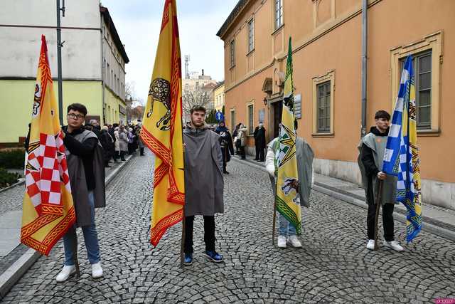 [WIDEO/FOTO] Trzej Królowie przybyli do Strzegomia. Przez miasto przeszedł uroczysty orszak