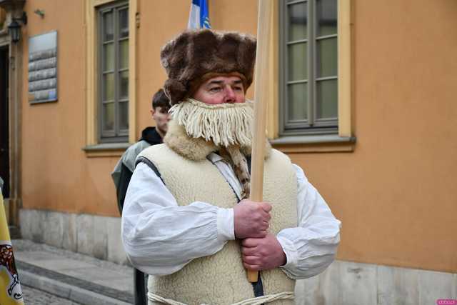 [WIDEO/FOTO] Trzej Królowie przybyli do Strzegomia. Przez miasto przeszedł uroczysty orszak