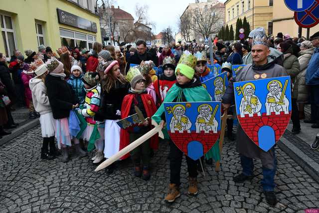 [WIDEO/FOTO] Trzej Królowie przybyli do Strzegomia. Przez miasto przeszedł uroczysty orszak