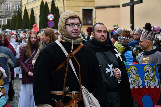 [WIDEO/FOTO] Trzej Królowie przybyli do Strzegomia. Przez miasto przeszedł uroczysty orszak