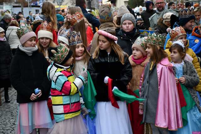 [WIDEO/FOTO] Trzej Królowie przybyli do Strzegomia. Przez miasto przeszedł uroczysty orszak