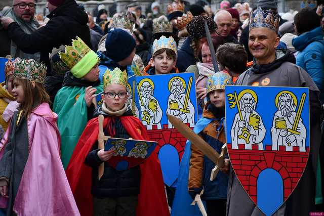 [WIDEO/FOTO] Trzej Królowie przybyli do Strzegomia. Przez miasto przeszedł uroczysty orszak