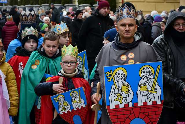 [WIDEO/FOTO] Trzej Królowie przybyli do Strzegomia. Przez miasto przeszedł uroczysty orszak