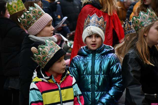 [WIDEO/FOTO] Trzej Królowie przybyli do Strzegomia. Przez miasto przeszedł uroczysty orszak