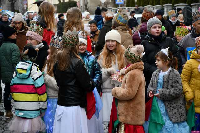 [WIDEO/FOTO] Trzej Królowie przybyli do Strzegomia. Przez miasto przeszedł uroczysty orszak