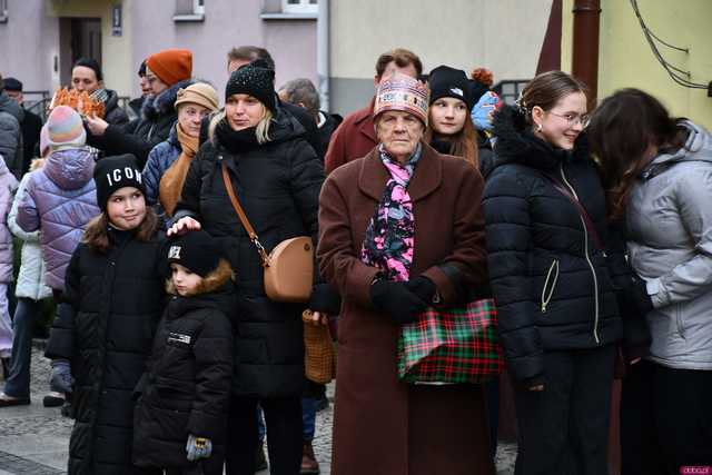 [WIDEO/FOTO] Trzej Królowie przybyli do Strzegomia. Przez miasto przeszedł uroczysty orszak