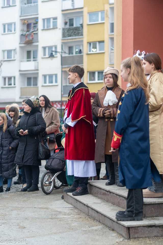 [WIDEO/FOTO] Trzej Królowie przybyli do Strzegomia. Przez miasto przeszedł uroczysty orszak