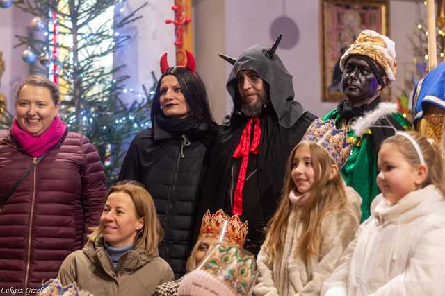 [WIDEO/FOTO] Trzej Królowie przybyli do Strzegomia. Przez miasto przeszedł uroczysty orszak