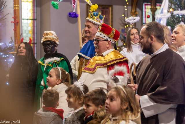 [WIDEO/FOTO] Trzej Królowie przybyli do Strzegomia. Przez miasto przeszedł uroczysty orszak