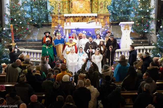 [WIDEO/FOTO] Trzej Królowie przybyli do Strzegomia. Przez miasto przeszedł uroczysty orszak