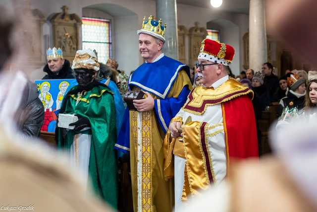 [WIDEO/FOTO] Trzej Królowie przybyli do Strzegomia. Przez miasto przeszedł uroczysty orszak