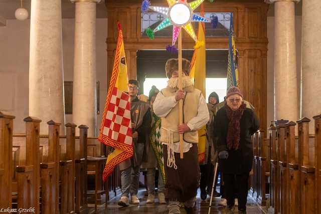 [WIDEO/FOTO] Trzej Królowie przybyli do Strzegomia. Przez miasto przeszedł uroczysty orszak