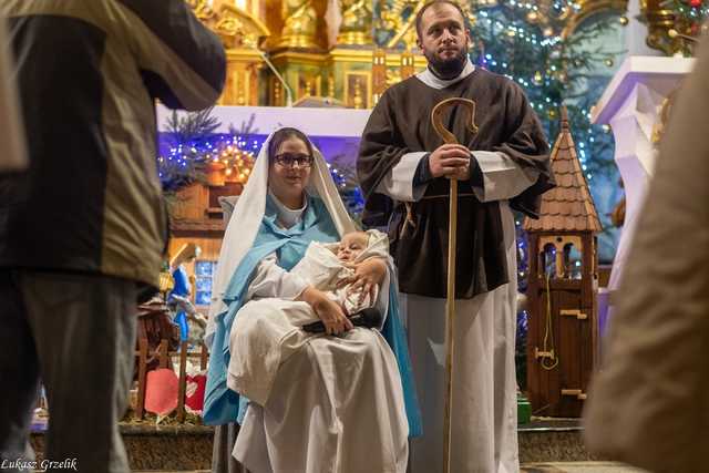 [WIDEO/FOTO] Trzej Królowie przybyli do Strzegomia. Przez miasto przeszedł uroczysty orszak