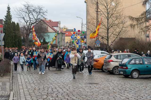 [WIDEO/FOTO] Trzej Królowie przybyli do Strzegomia. Przez miasto przeszedł uroczysty orszak