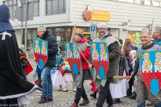 [WIDEO/FOTO] Trzej Królowie przybyli do Strzegomia. Przez miasto przeszedł uroczysty orszak