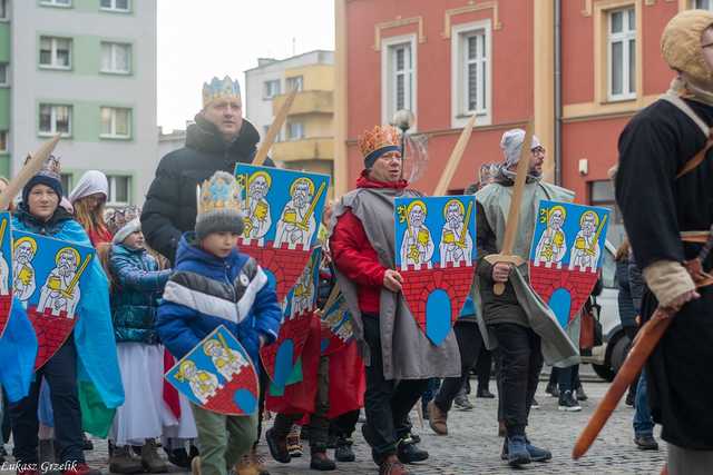 [WIDEO/FOTO] Trzej Królowie przybyli do Strzegomia. Przez miasto przeszedł uroczysty orszak