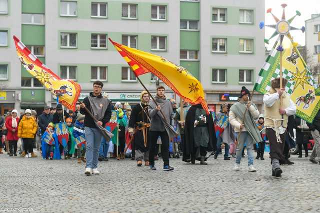 [WIDEO/FOTO] Trzej Królowie przybyli do Strzegomia. Przez miasto przeszedł uroczysty orszak