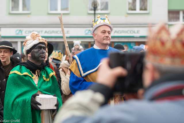 [WIDEO/FOTO] Trzej Królowie przybyli do Strzegomia. Przez miasto przeszedł uroczysty orszak