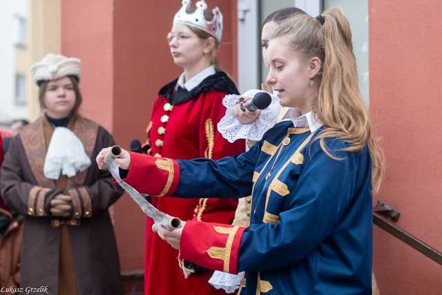 [WIDEO/FOTO] Trzej Królowie przybyli do Strzegomia. Przez miasto przeszedł uroczysty orszak