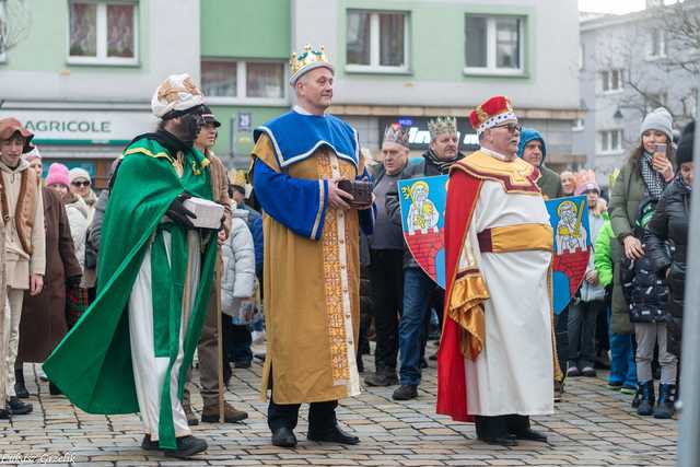 [WIDEO/FOTO] Trzej Królowie przybyli do Strzegomia. Przez miasto przeszedł uroczysty orszak